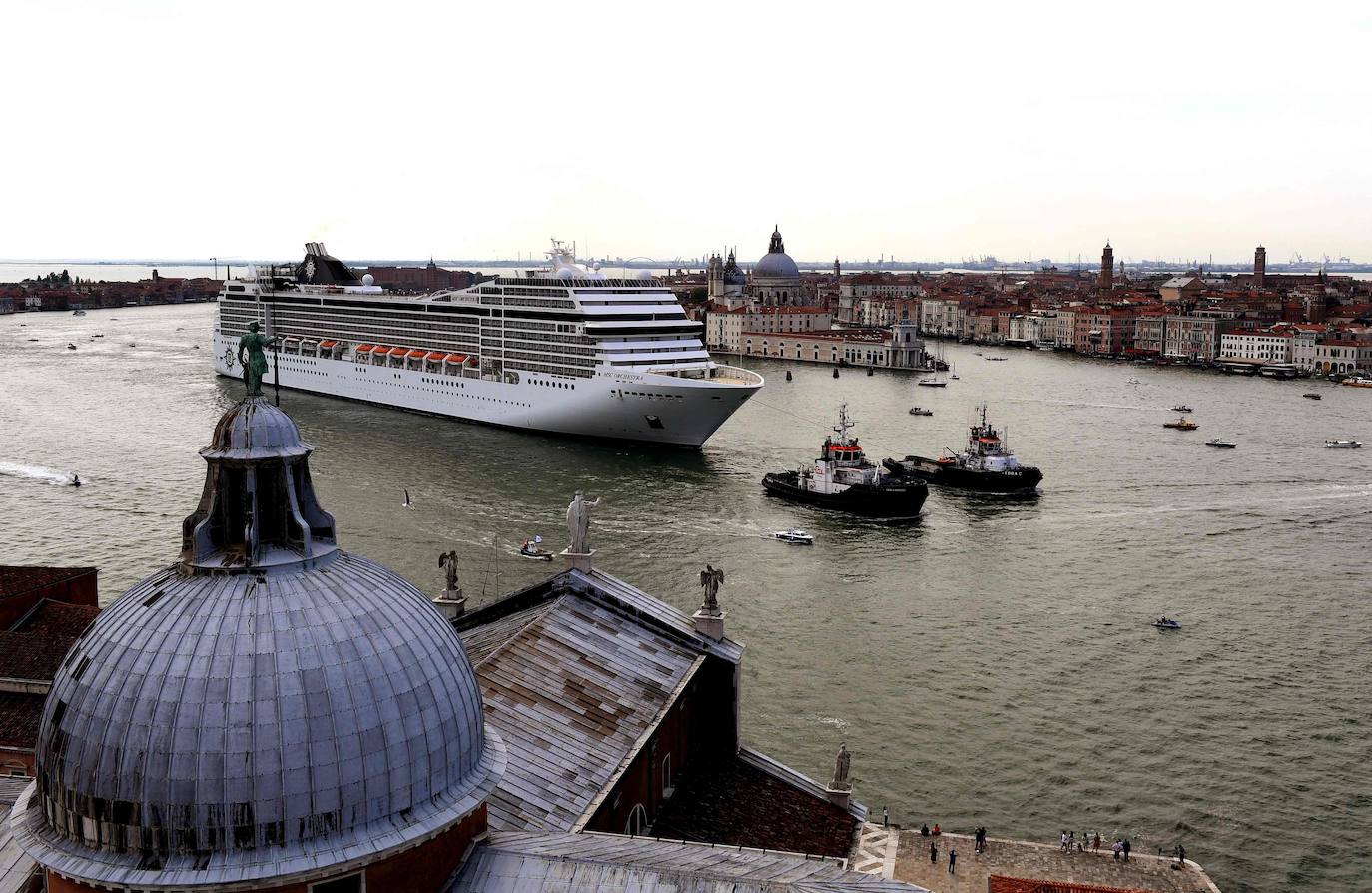 Italia relaja las medidas anticovid y los primeros turistas del verano llegan a la ciudad de Venecia. Los cruceros ya cruzan el canal, ante la protesta de algunos ciudadanos, pero la capital del romanticismo ha recuperado las colas y la multitud de visitantes en sus calles, góndolas y monumentos.