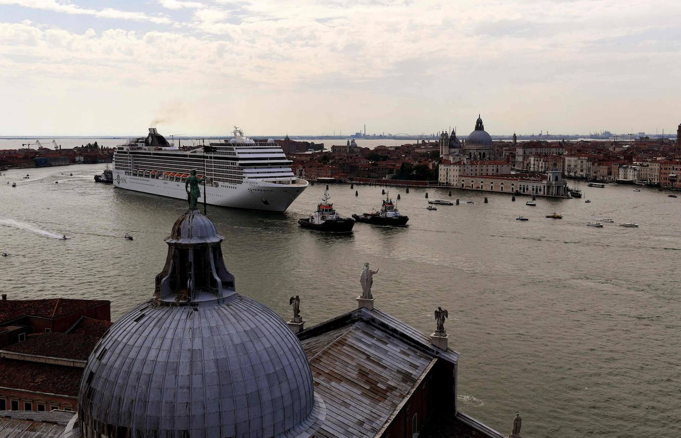 Italia relaja las medidas anticovid y los primeros turistas del verano llegan a la ciudad de Venecia. Los cruceros ya cruzan el canal, ante la protesta de algunos ciudadanos, pero la capital del romanticismo ha recuperado las colas y la multitud de visitantes en sus calles, góndolas y monumentos.