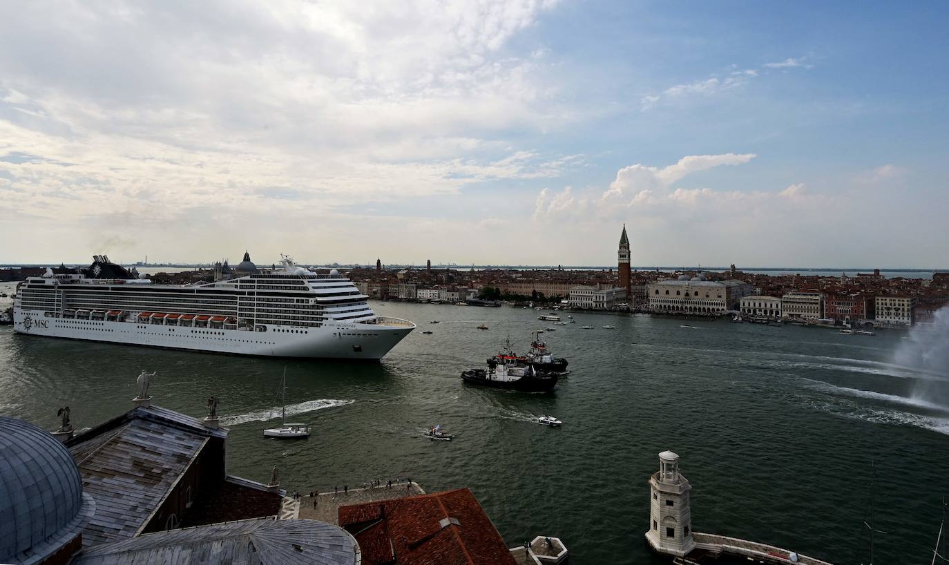 Italia relaja las medidas anticovid y los primeros turistas del verano llegan a la ciudad de Venecia. Los cruceros ya cruzan el canal, ante la protesta de algunos ciudadanos, pero la capital del romanticismo ha recuperado las colas y la multitud de visitantes en sus calles, góndolas y monumentos.