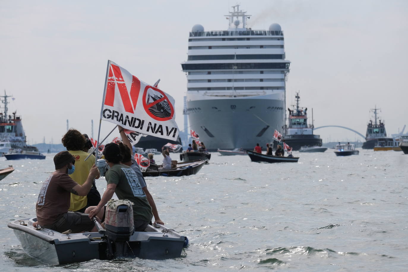 Italia relaja las medidas anticovid y los primeros turistas del verano llegan a la ciudad de Venecia. Los cruceros ya cruzan el canal, ante la protesta de algunos ciudadanos, pero la capital del romanticismo ha recuperado las colas y la multitud de visitantes en sus calles, góndolas y monumentos.