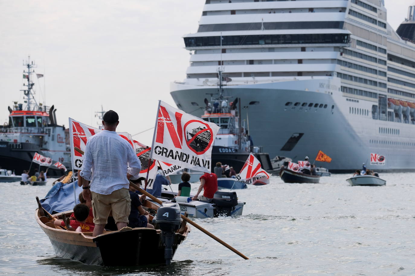 Italia relaja las medidas anticovid y los primeros turistas del verano llegan a la ciudad de Venecia. Los cruceros ya cruzan el canal, ante la protesta de algunos ciudadanos, pero la capital del romanticismo ha recuperado las colas y la multitud de visitantes en sus calles, góndolas y monumentos.