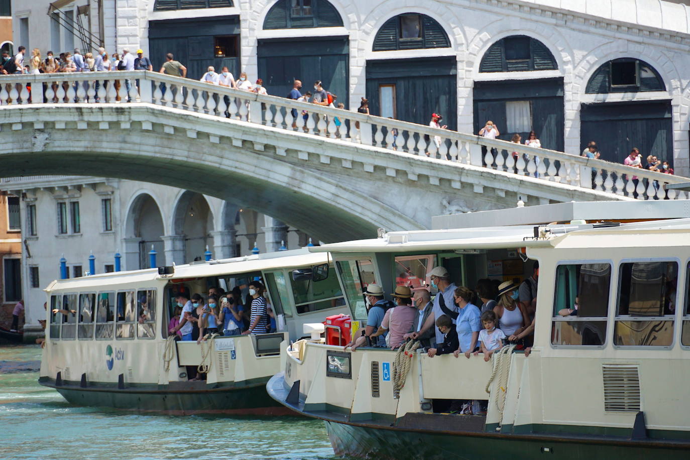 Italia relaja las medidas anticovid y los primeros turistas del verano llegan a la ciudad de Venecia. Los cruceros ya cruzan el canal, ante la protesta de algunos ciudadanos, pero la capital del romanticismo ha recuperado las colas y la multitud de visitantes en sus calles, góndolas y monumentos.