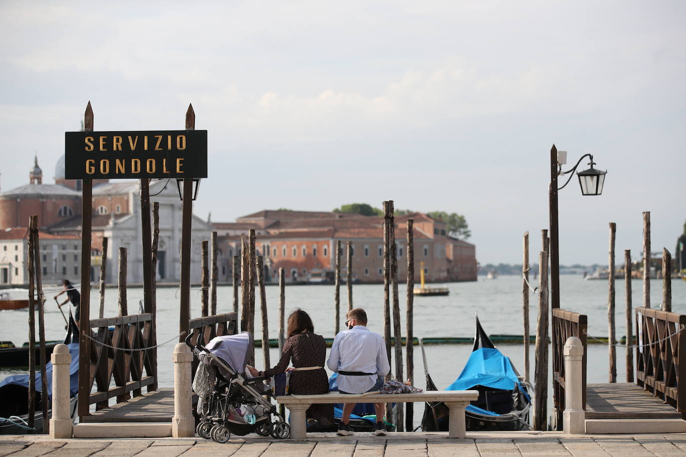 Italia relaja las medidas anticovid y los primeros turistas del verano llegan a la ciudad de Venecia. Los cruceros ya cruzan el canal, ante la protesta de algunos ciudadanos, pero la capital del romanticismo ha recuperado las colas y la multitud de visitantes en sus calles, góndolas y monumentos.