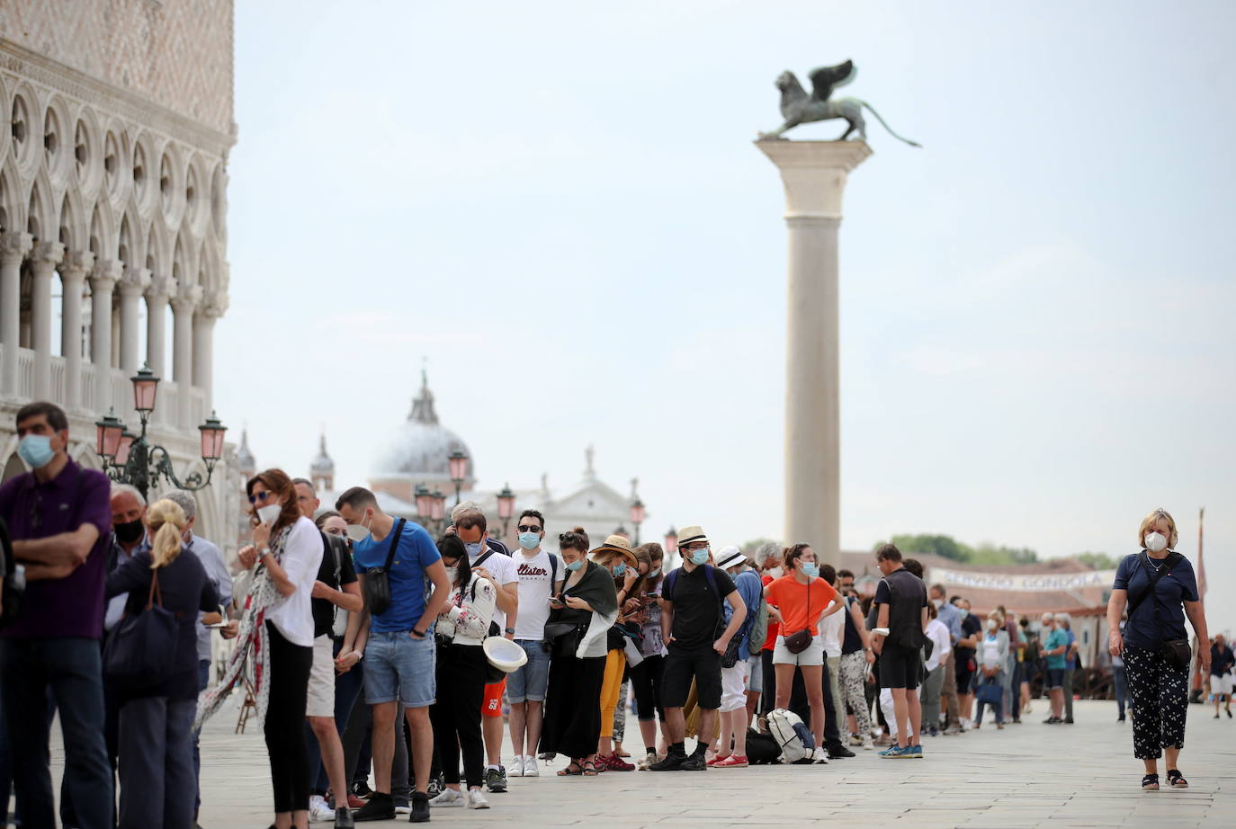 Italia relaja las medidas anticovid y los primeros turistas del verano llegan a la ciudad de Venecia. Los cruceros ya cruzan el canal, ante la protesta de algunos ciudadanos, pero la capital del romanticismo ha recuperado las colas y la multitud de visitantes en sus calles, góndolas y monumentos.