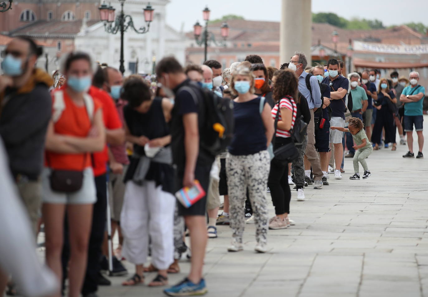 Italia relaja las medidas anticovid y los primeros turistas del verano llegan a la ciudad de Venecia. Los cruceros ya cruzan el canal, ante la protesta de algunos ciudadanos, pero la capital del romanticismo ha recuperado las colas y la multitud de visitantes en sus calles, góndolas y monumentos.