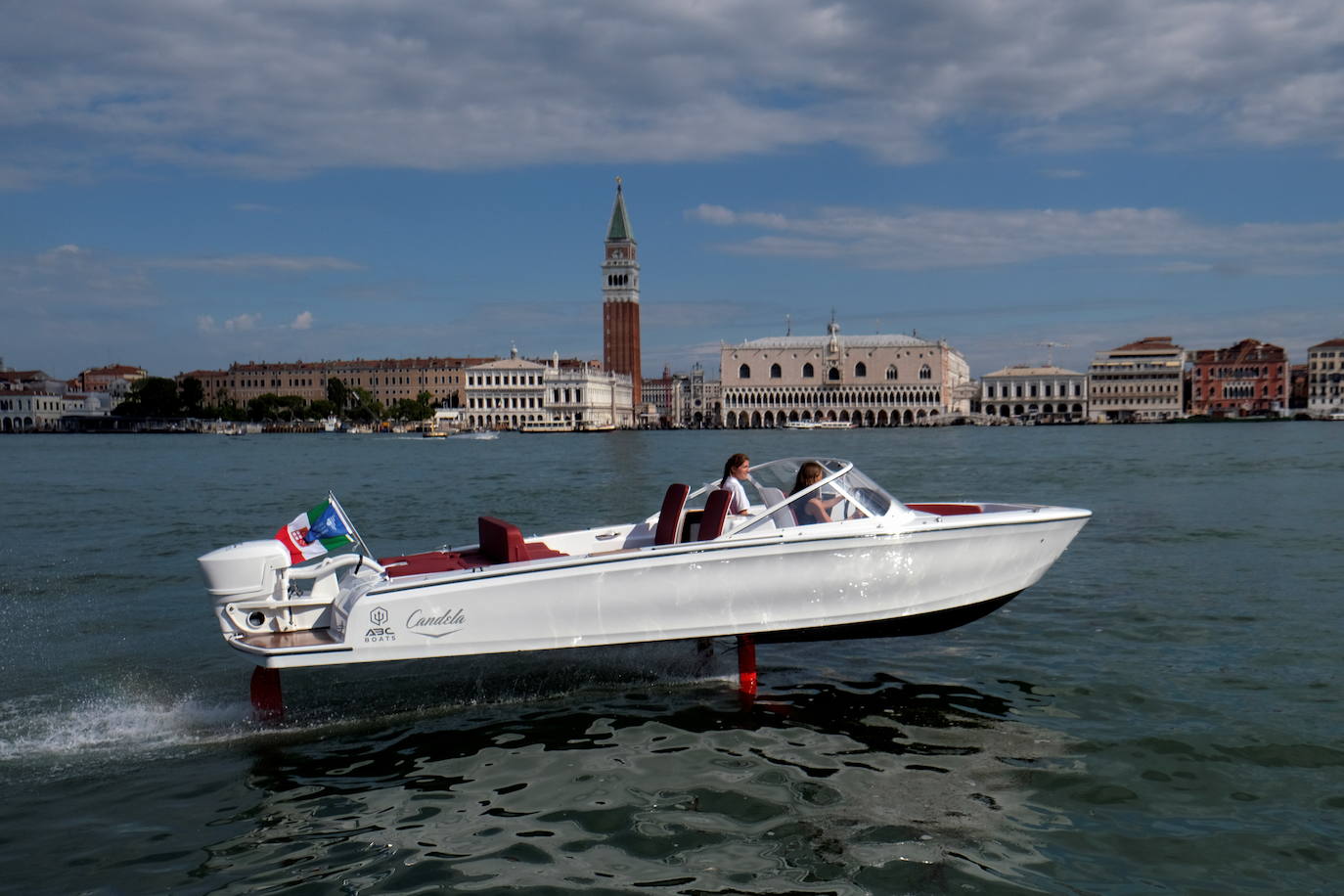 Italia relaja las medidas anticovid y los primeros turistas del verano llegan a la ciudad de Venecia. Los cruceros ya cruzan el canal, ante la protesta de algunos ciudadanos, pero la capital del romanticismo ha recuperado las colas y la multitud de visitantes en sus calles, góndolas y monumentos.