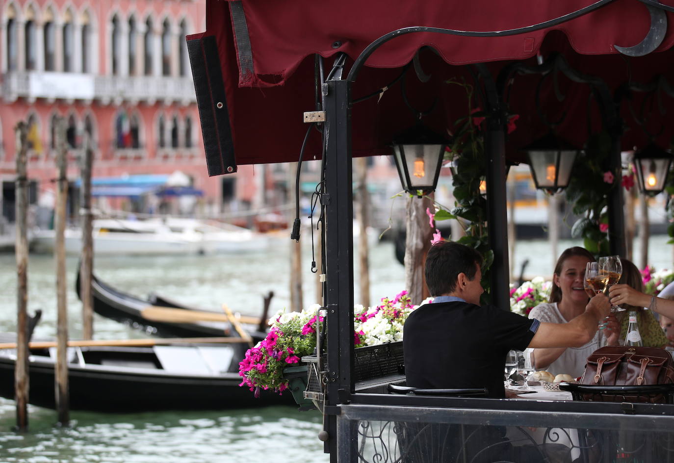 Italia relaja las medidas anticovid y los primeros turistas del verano llegan a la ciudad de Venecia. Los cruceros ya cruzan el canal, ante la protesta de algunos ciudadanos, pero la capital del romanticismo ha recuperado las colas y la multitud de visitantes en sus calles, góndolas y monumentos.