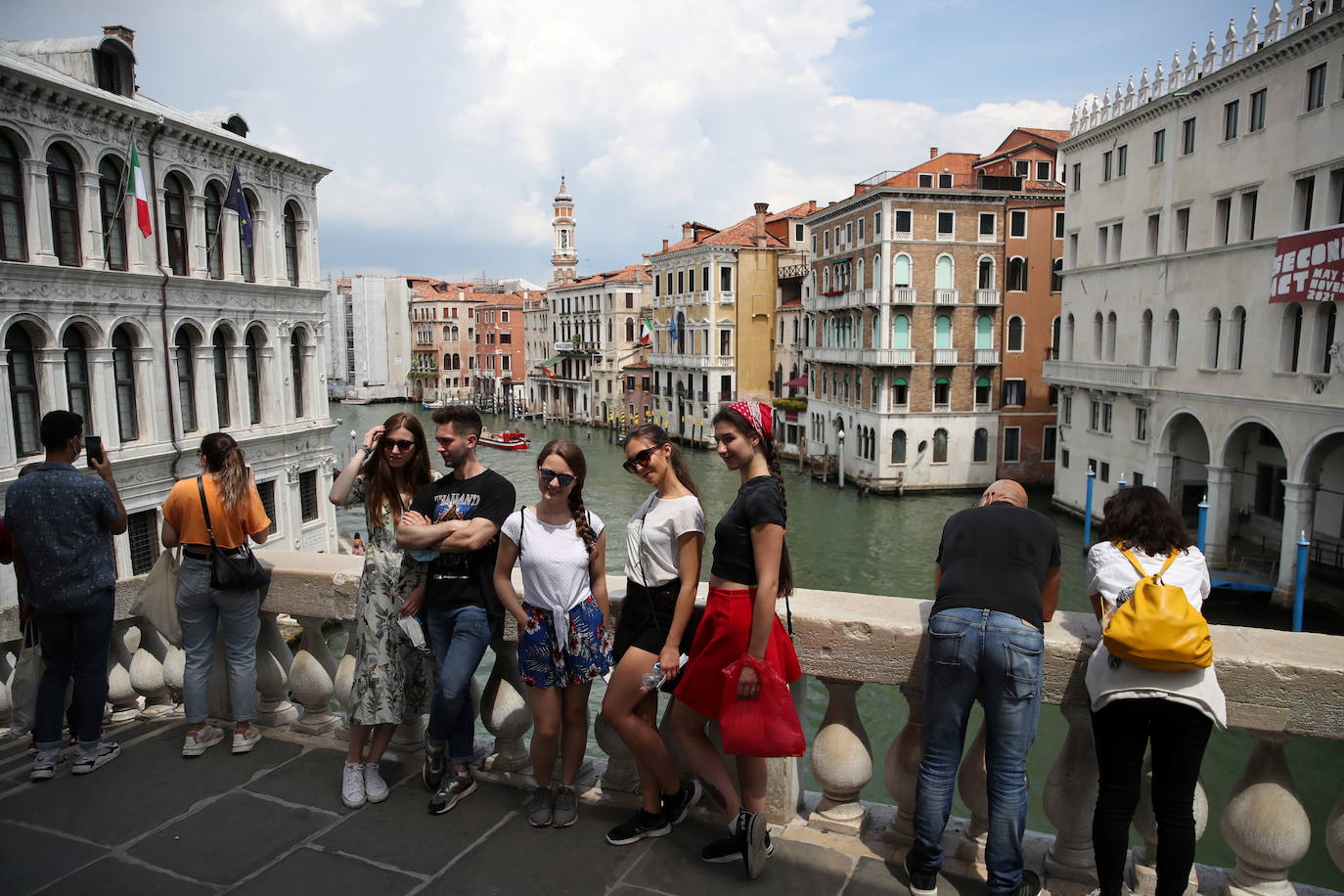 Italia relaja las medidas anticovid y los primeros turistas del verano llegan a la ciudad de Venecia. Los cruceros ya cruzan el canal, ante la protesta de algunos ciudadanos, pero la capital del romanticismo ha recuperado las colas y la multitud de visitantes en sus calles, góndolas y monumentos.