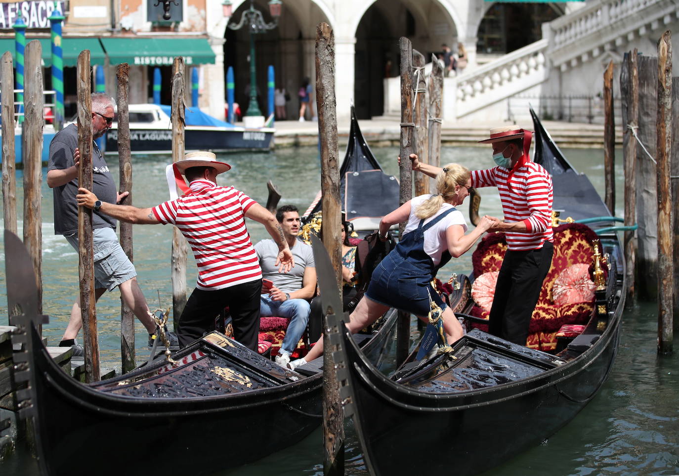 Italia relaja las medidas anticovid y los primeros turistas del verano llegan a la ciudad de Venecia. Los cruceros ya cruzan el canal, ante la protesta de algunos ciudadanos, pero la capital del romanticismo ha recuperado las colas y la multitud de visitantes en sus calles, góndolas y monumentos.