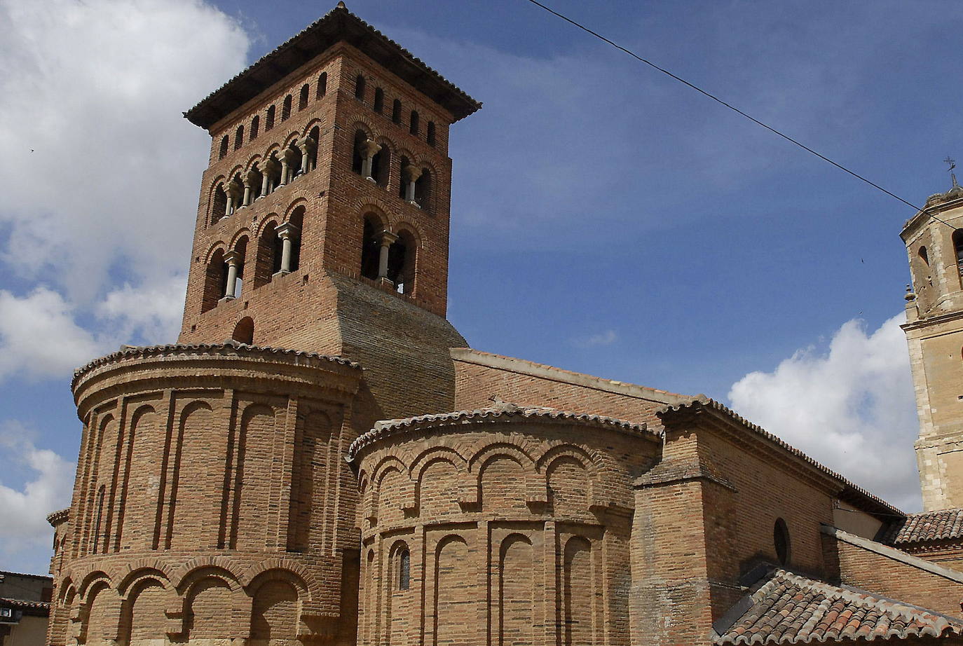 1.-Sahagún (León) | Este antiguo asentamiento medieval es uno de los pueblos más bonitos del Camino de Santiago francés. Además de disponer de varios albergues y demás servicios para el peregrino, esta localidad posee un impresionante conjunto monumental donde destaca la iglesia de San Tirso, la de San Lorenzo y las ruinas del monasterio de San Benito, una capilla del siglo XII declarada Bien de Interés Cultural. 