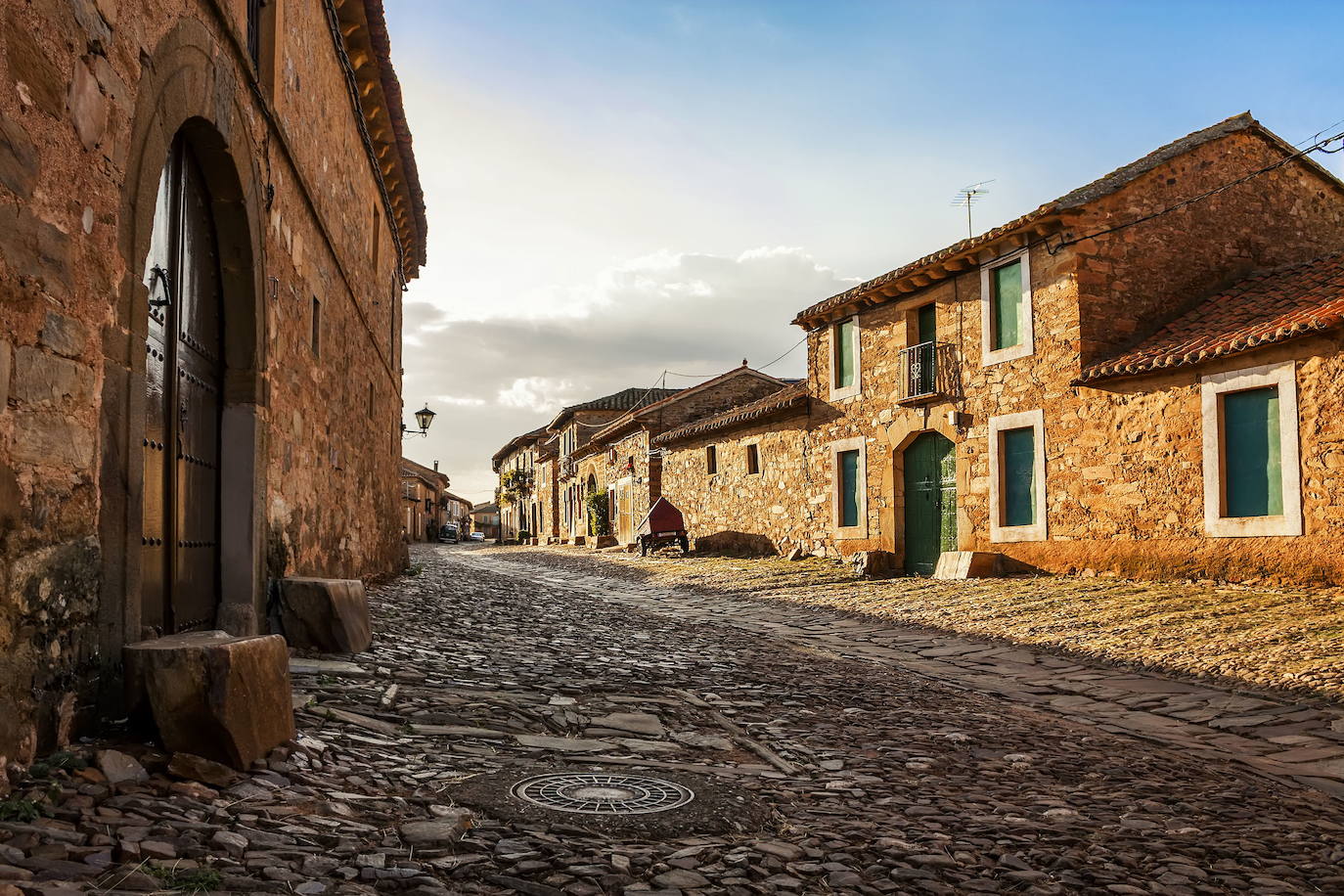 4.- Castrillo de los Polvazares (León) | Es un pueblo con una gran vinculación al Camino de Santiago en su parte de León. Fue declarado en 1980 Conjunto Histórico-Artístico de alto valor monumental.