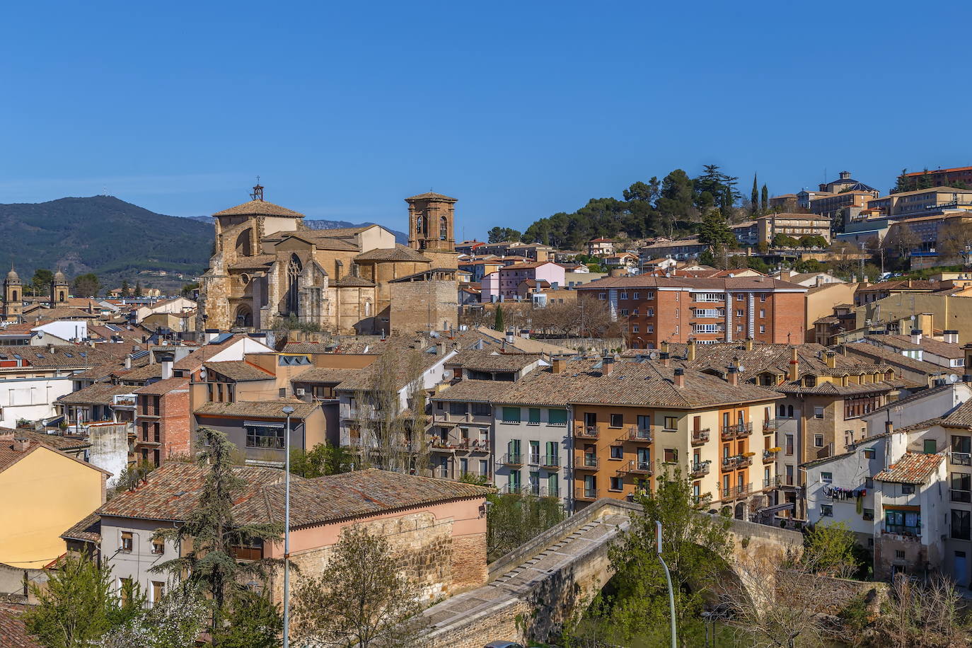 9.- Estella (Navarra) | Cuenta con las Iglesias de San Pedro de la Rúa y San Miguel, además del Palacio de los Reyes de Navarra, como máximos exponentes. Además, esta ciudad a medio camino entre Pamplona y Logroño se alza sobre un meandro del Ega, rodeada de montañas y con el verde como color predominante. El visitante tampoco puede perderse el Puente de la Cárcel o Puente Picudo. 