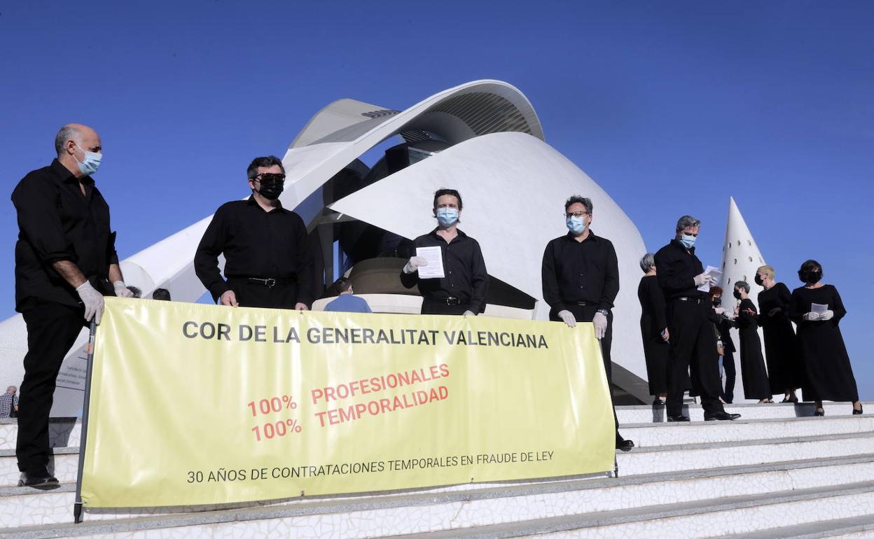 Protesta del coro ante el Palau de les Arts. 