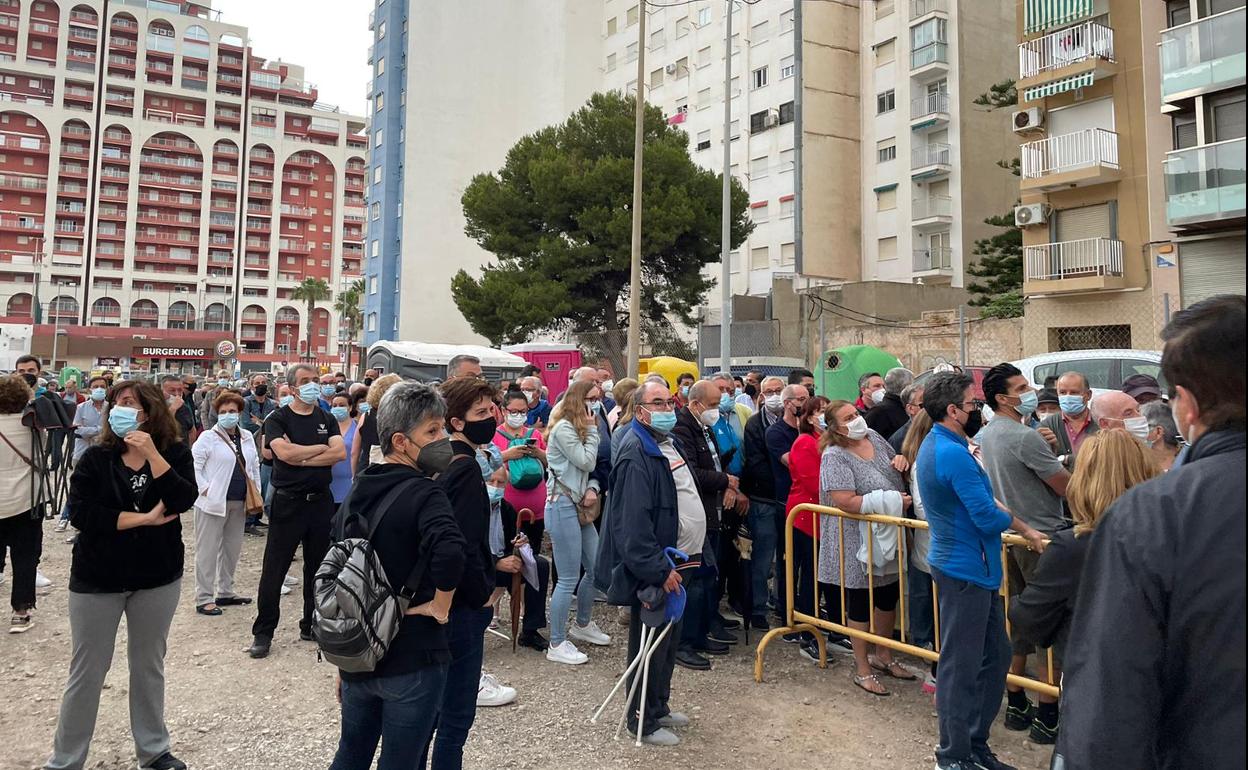 Colas ante el aparcamiento municipal de Cullera. 