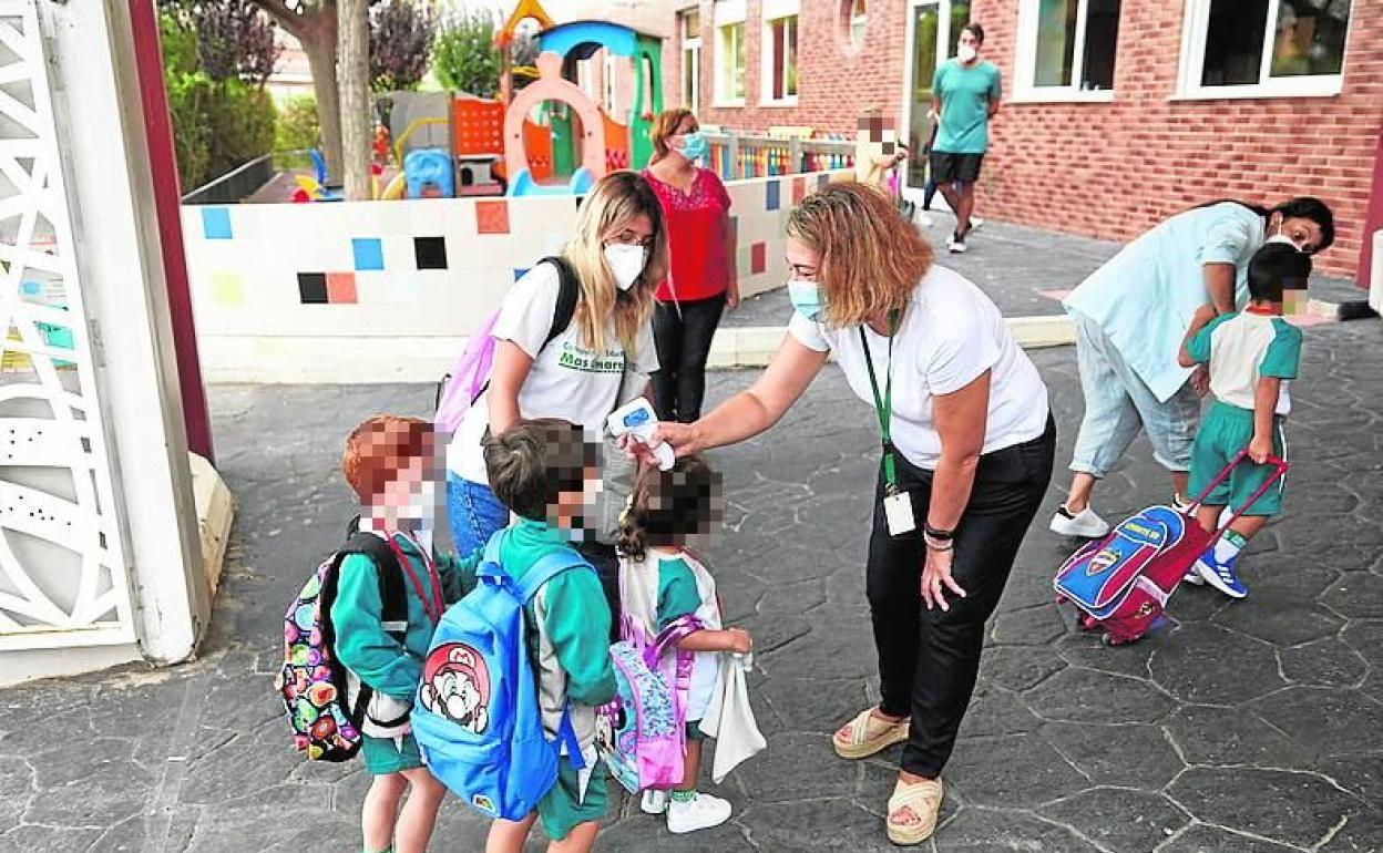 Un grupo de niños llega a su colegio el primer día del curso. 