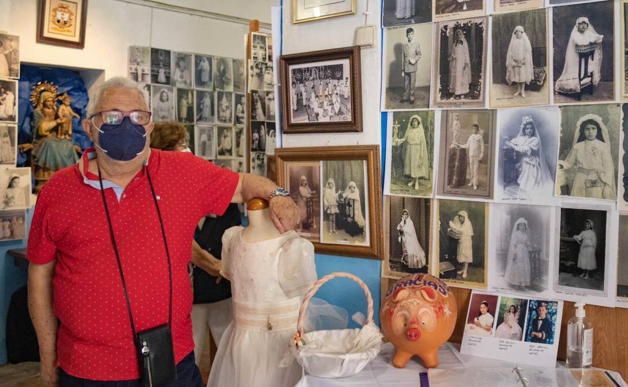El presidente de la asociación junto a algunas de las fotografías de la exposición.
