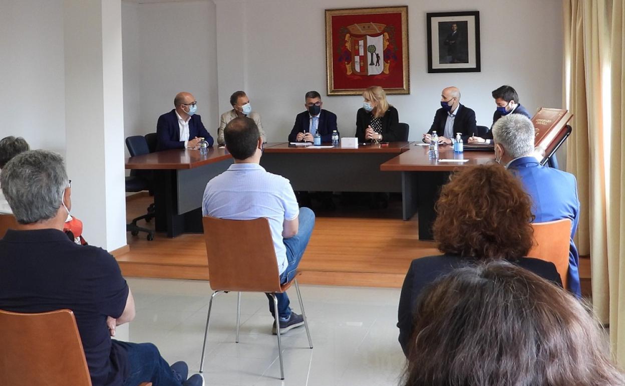 Momento de la reunión entre representantes de Confederación y los alcaldes de la Vall d'Albaida.