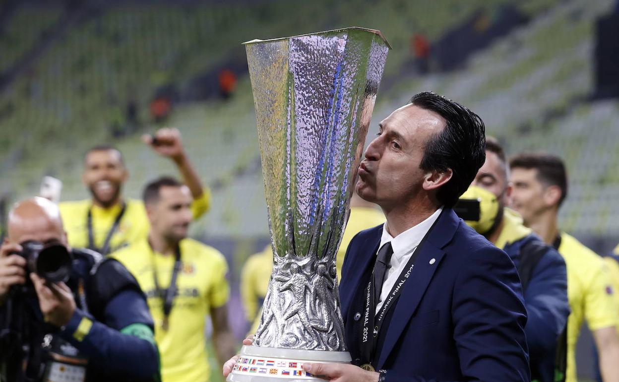 Unai Emery celebra el título de la Europa League conquistado con el Villarreal.