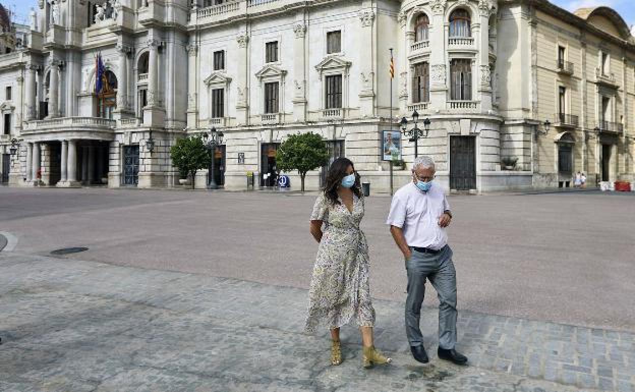 Sandra Gómez y Joan Ribó en la Plaza del Ayuntamiento. 