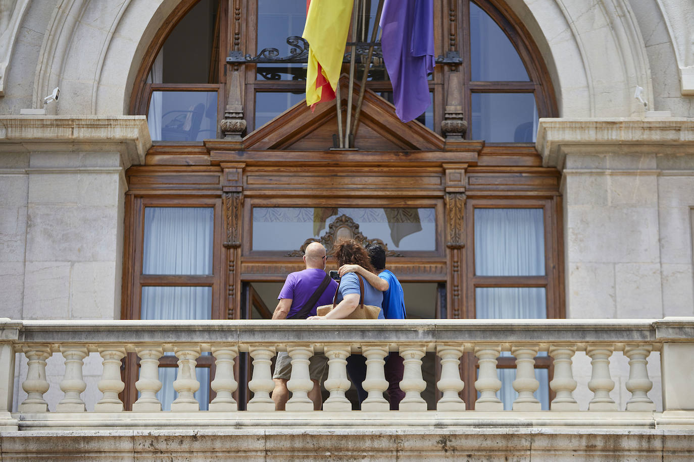 Este martes la Casa Consistorial ha vuelto a abrir sus puertas tras más de un año cerrada al público por la pandemia. Valencia ha vuelto a asomarse al balcón del Ayuntamiento de Valencia, estas son sus vistas.