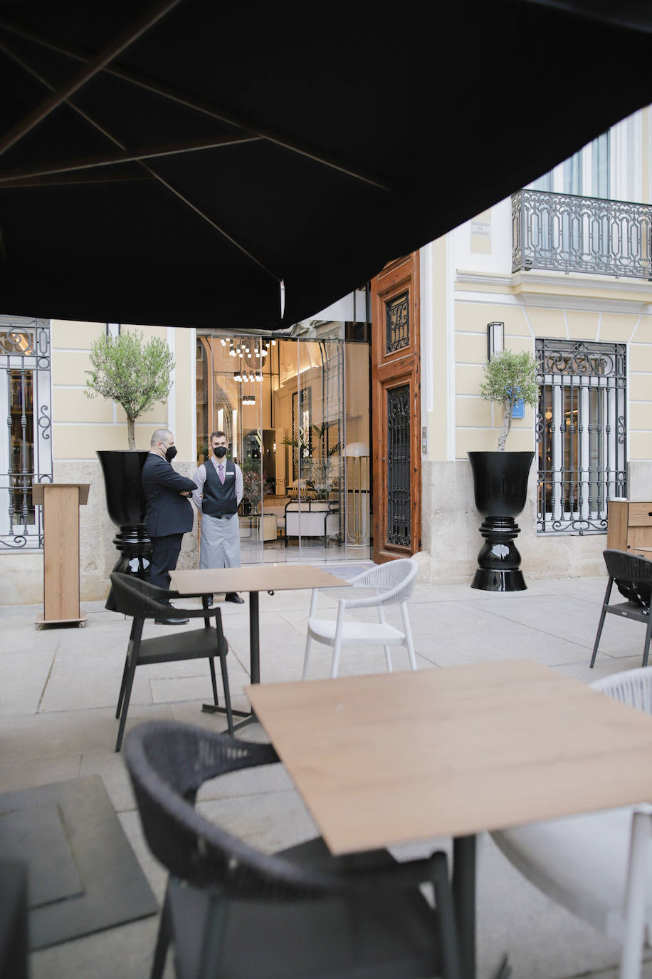 El sombrerero valenciano Betto García ha presentado esta tarde 'La Mansión', su nueva colección de sombreros y tocados en un acto celebrado en el Hotel Palacio Vallier de Valencia. Formado en Londres en el taller de la prestigiosa sombrerera Edwina Ibbotson, con apenas 22 años Betto García llegó a participar en encargos para la Casa Real británica y celebridades como Rosalía, Rosy de Palma o Penélope Cruz.