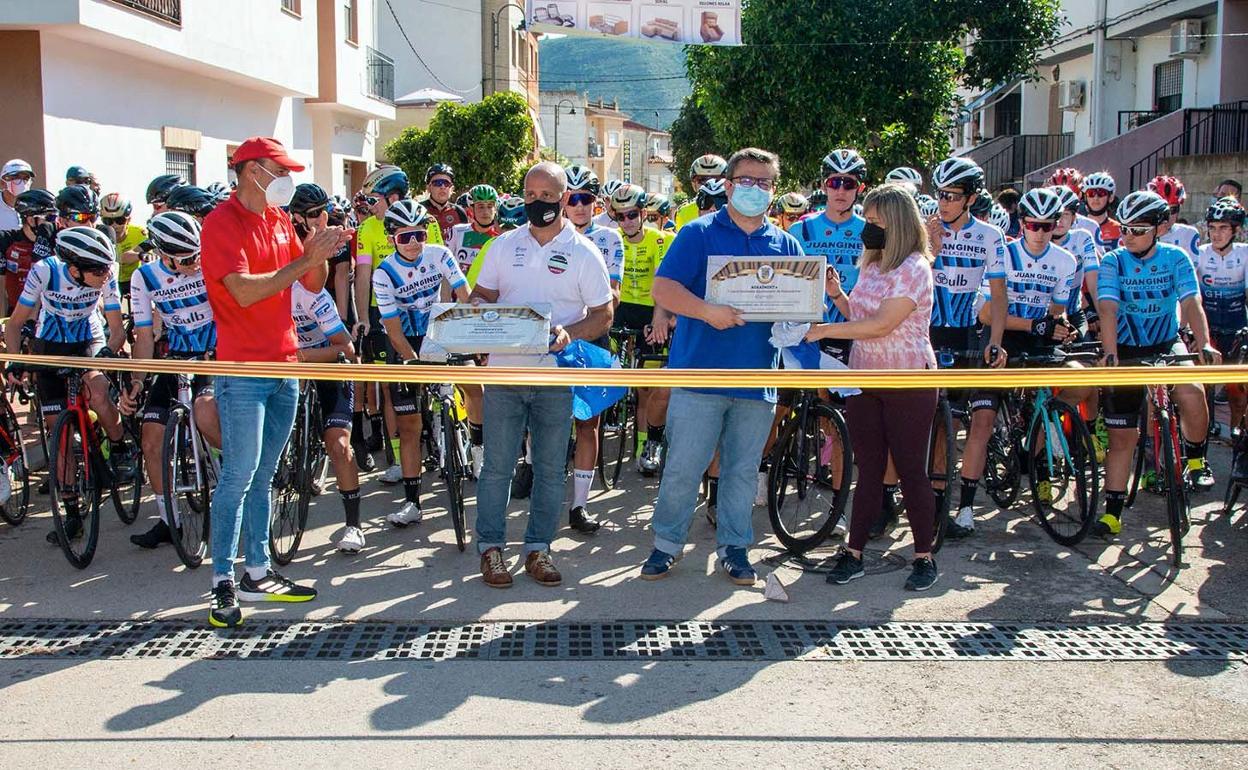 Entrega de reconocimientos en la carrera de Sumacàrcer. 