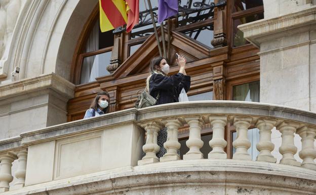 Visitantes en el balcón del Ayuntamiento. 