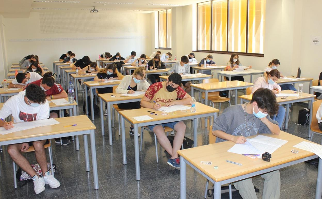 Alumnos este martes  durante una de las pruebas de selectividad en el Campus de Ontinyent. 