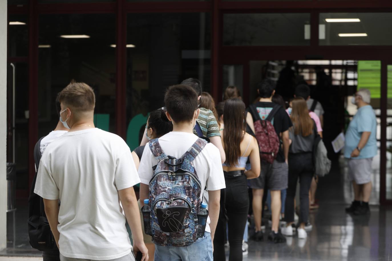 Las Pruebas de Acceso a la Universidad (PAU), la selectividad, han arrancado este martes en los campus de las cinco instituciones públicas con el examen de Historia de España. Un total de 24.557 estudiantes se han matriculado en las pruebas, que se prolongarán hasta el jueves. 