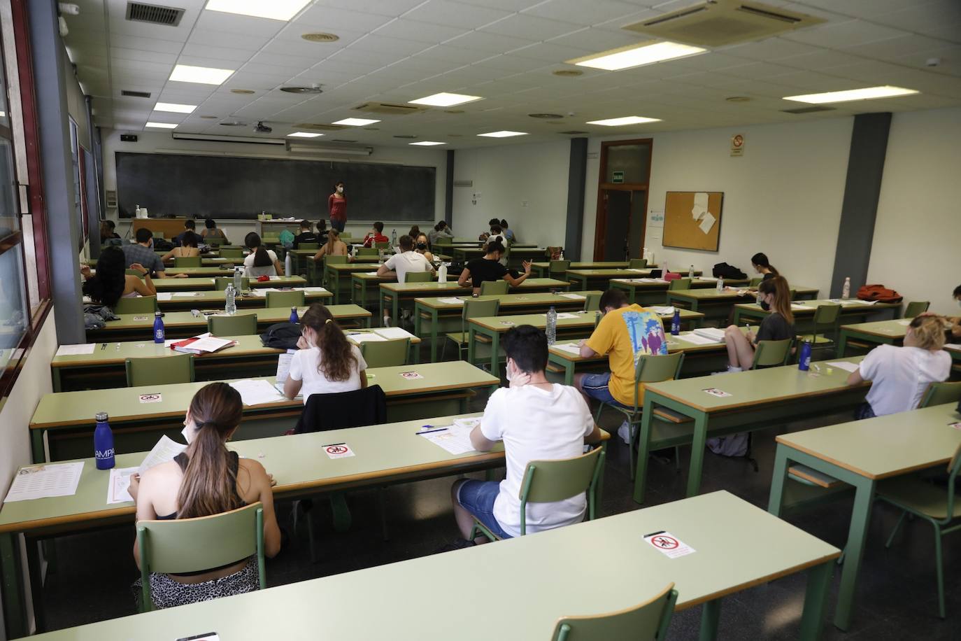 Las Pruebas de Acceso a la Universidad (PAU), la selectividad, han arrancado este martes en los campus de las cinco instituciones públicas con el examen de Historia de España. Un total de 24.557 estudiantes se han matriculado en las pruebas, que se prolongarán hasta el jueves. 