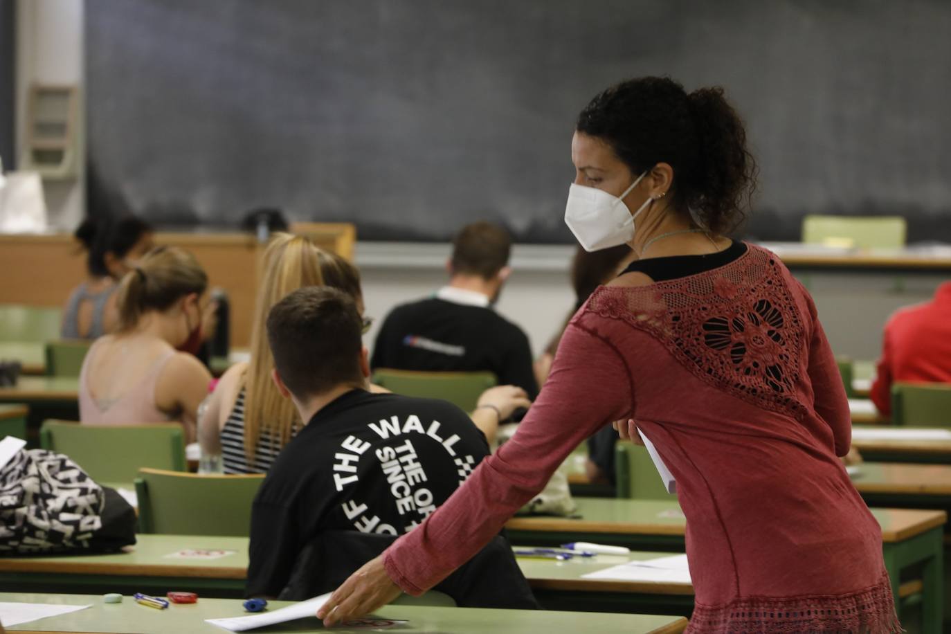 Las Pruebas de Acceso a la Universidad (PAU), la selectividad, han arrancado este martes en los campus de las cinco instituciones públicas con el examen de Historia de España. Un total de 24.557 estudiantes se han matriculado en las pruebas, que se prolongarán hasta el jueves. 