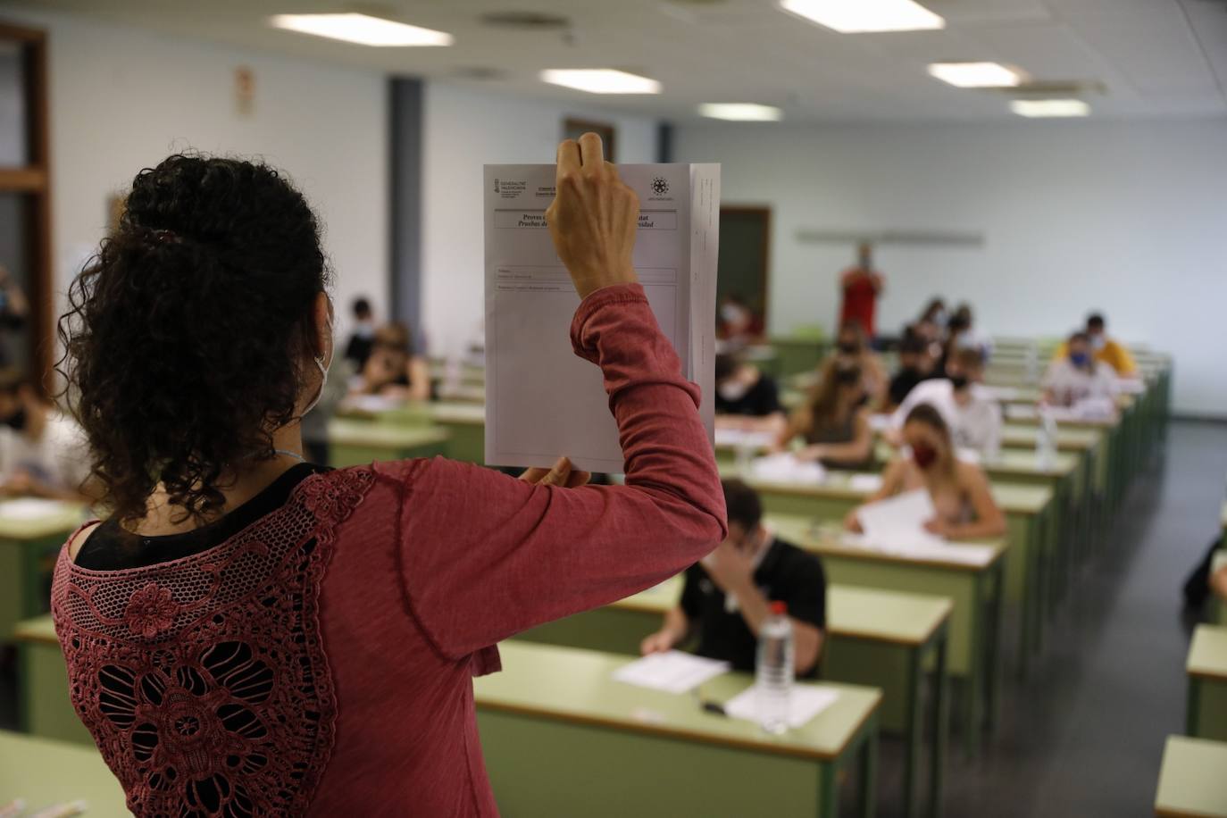 Las Pruebas de Acceso a la Universidad (PAU), la selectividad, han arrancado este martes en los campus de las cinco instituciones públicas con el examen de Historia de España. Un total de 24.557 estudiantes se han matriculado en las pruebas, que se prolongarán hasta el jueves. 