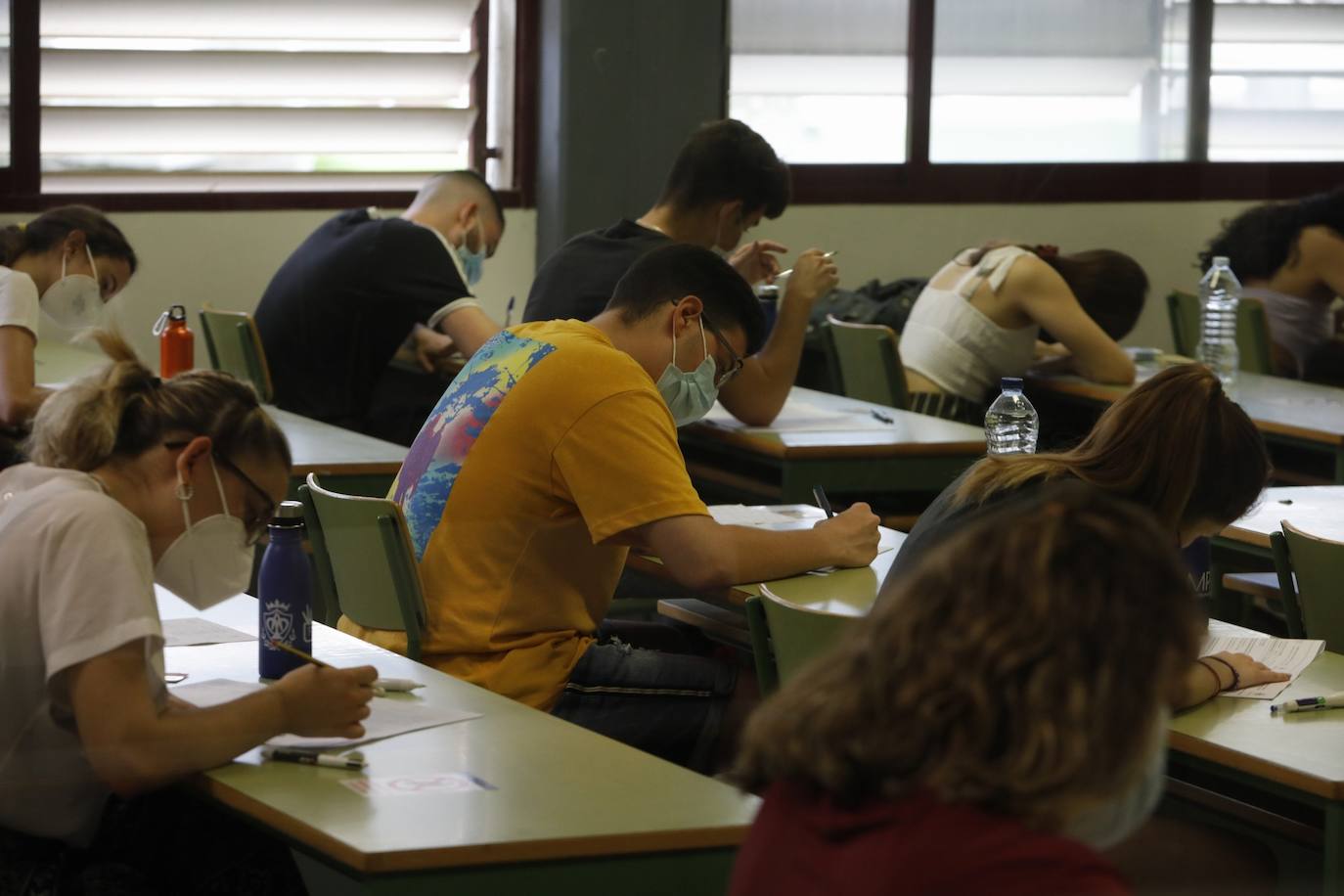 Las Pruebas de Acceso a la Universidad (PAU), la selectividad, han arrancado este martes en los campus de las cinco instituciones públicas con el examen de Historia de España. Un total de 24.557 estudiantes se han matriculado en las pruebas, que se prolongarán hasta el jueves. 