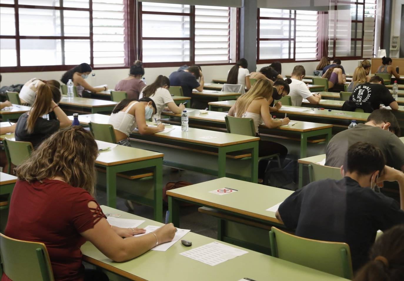 Las Pruebas de Acceso a la Universidad (PAU), la selectividad, han arrancado este martes en los campus de las cinco instituciones públicas con el examen de Historia de España. Un total de 24.557 estudiantes se han matriculado en las pruebas, que se prolongarán hasta el jueves. 