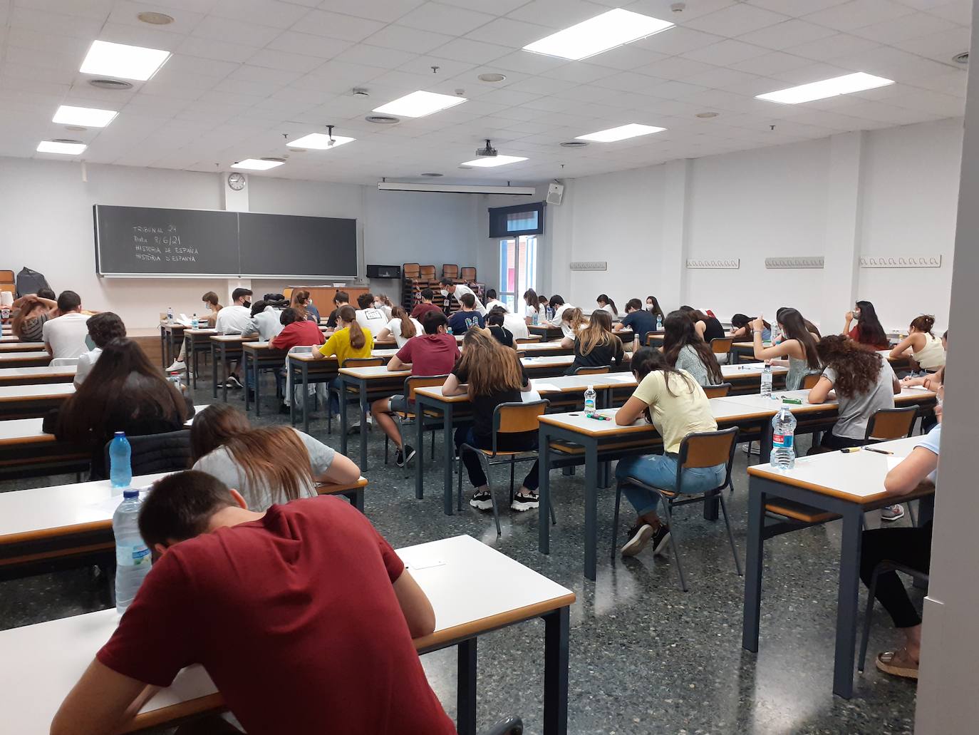 Las Pruebas de Acceso a la Universidad (PAU), la selectividad, han arrancado este martes en los campus de las cinco instituciones públicas con el examen de Historia de España. Un total de 24.557 estudiantes se han matriculado en las pruebas, que se prolongarán hasta el jueves. 