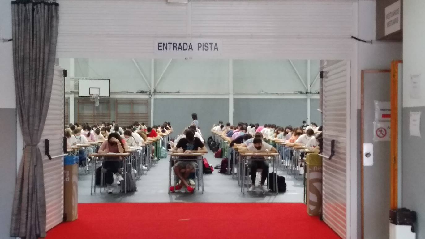 Las Pruebas de Acceso a la Universidad (PAU), la selectividad, han arrancado este martes en los campus de las cinco instituciones públicas con el examen de Historia de España. Un total de 24.557 estudiantes se han matriculado en las pruebas, que se prolongarán hasta el jueves. 