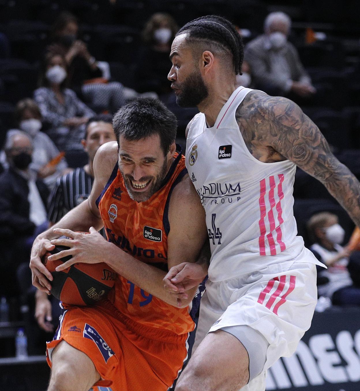 San Emeterio trata de superar a Jeffery Taylor. 