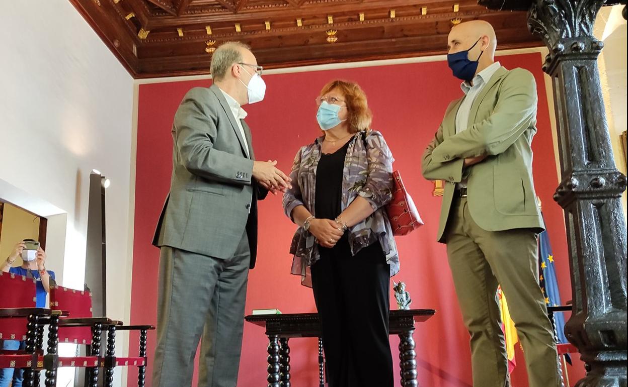 Visita de la delegada del Gobierno y del presidente de la CHJ a Alzira. 