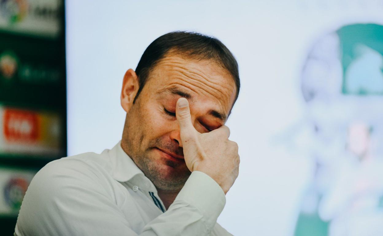 Nino, durante su emotiva despedida este mediodía en la sala de prensa del Martínez Valero. 