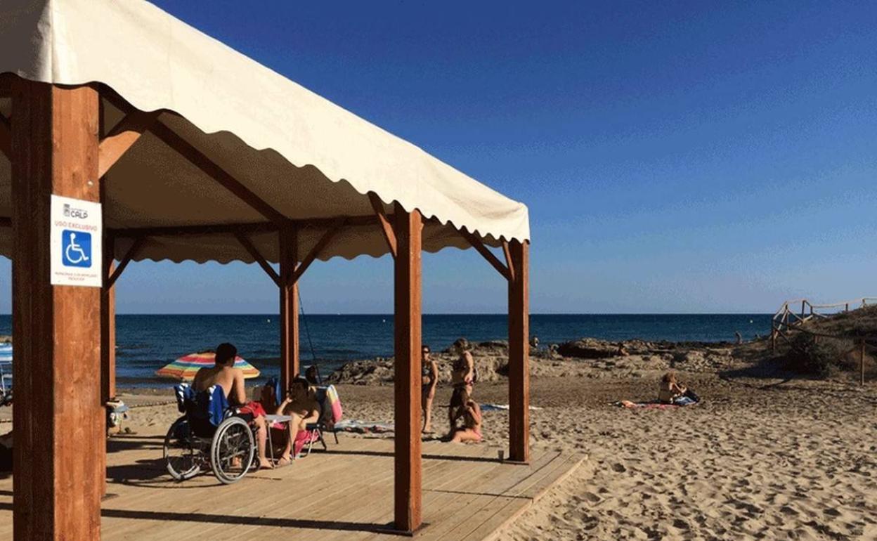 Una de las dos playas adaptadas de la villa del Peñón de Ifach. 