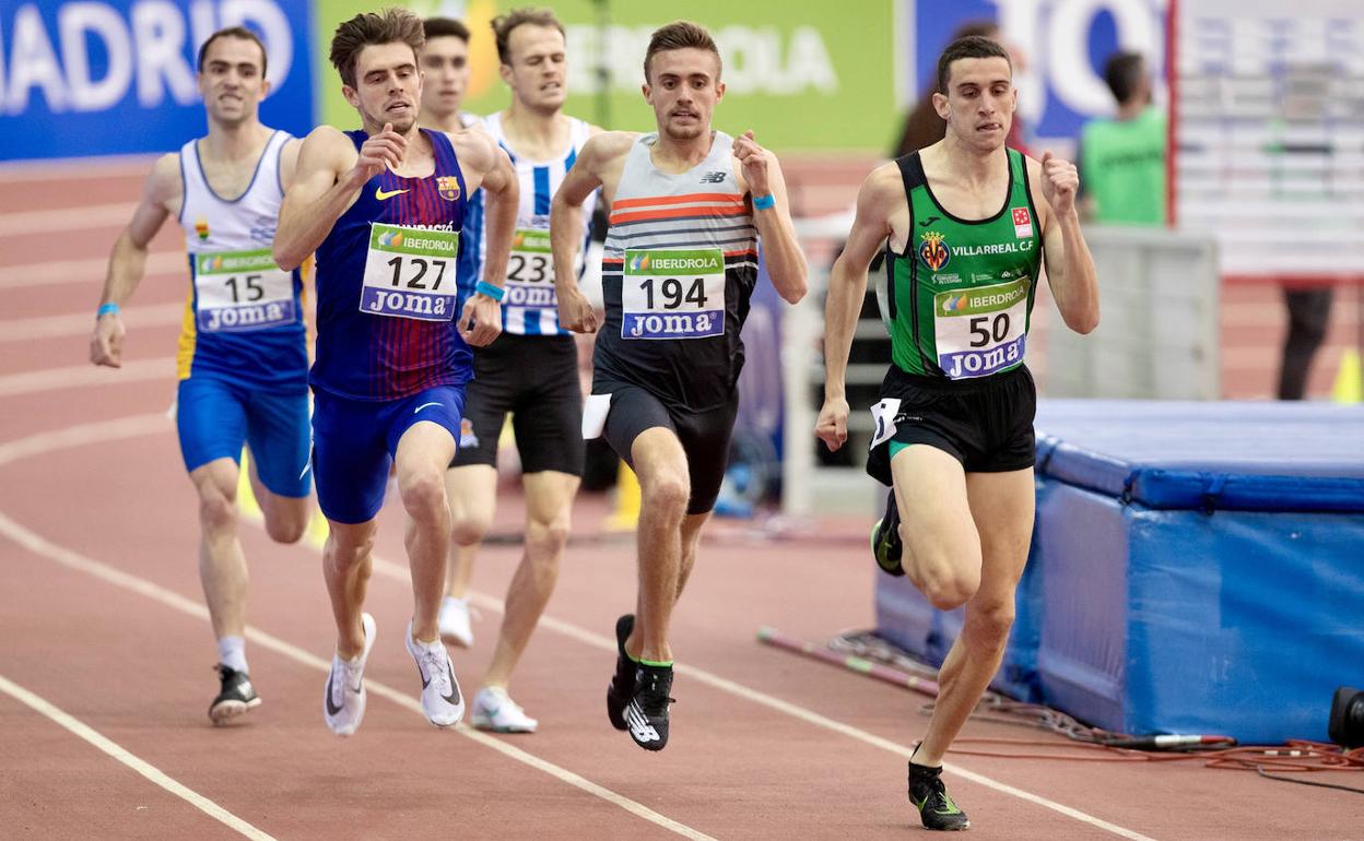 Javier Mirón, el segundo, durante una competición de pista cubierta de este invierno. 