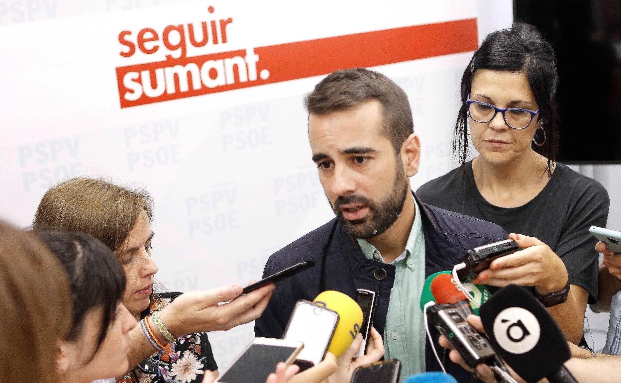 José Muñoz atiende a los medios de comunicación. 