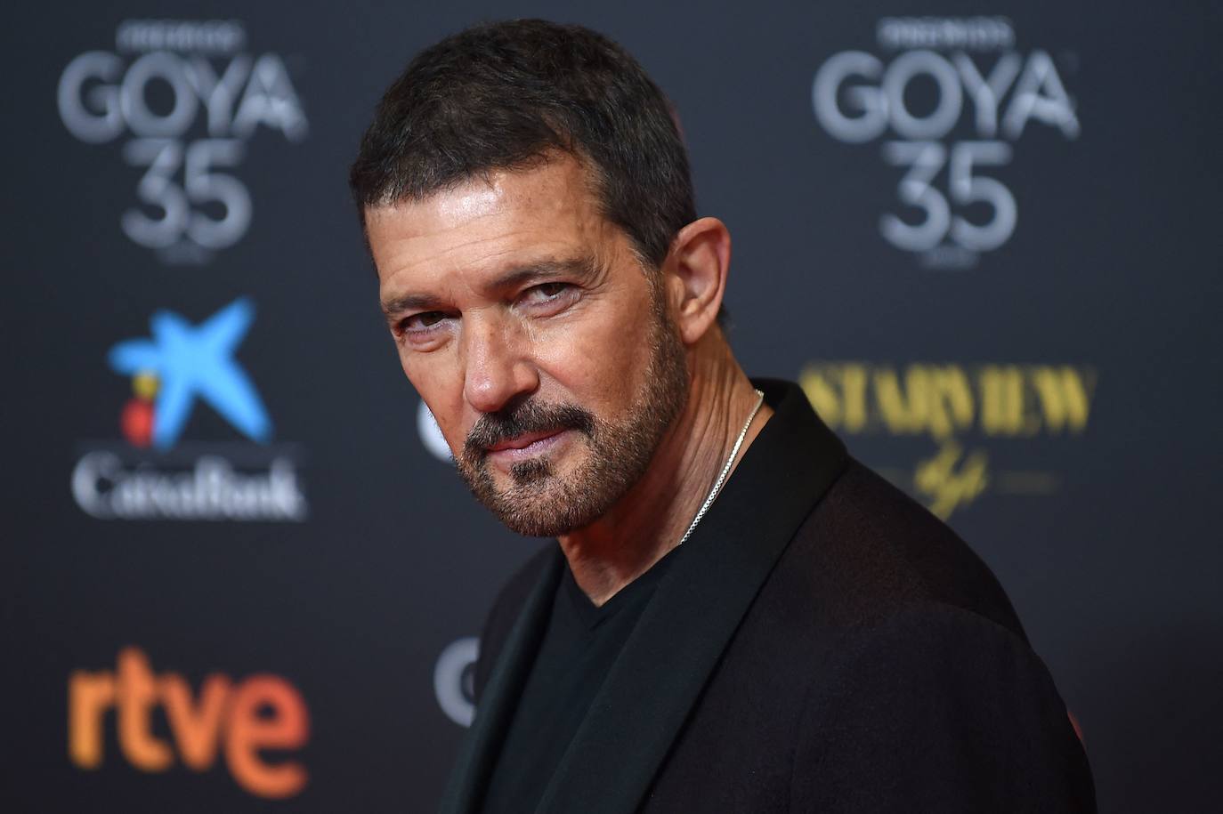 2.- Antonio Banderas | Comenzó a actuar a los 18 años, en el contexto de la 'movida madrileña'. Allí actuó en pequeños teatros hasta iniciarse en el cine de la mano de Pedro Almodóvar. El trabajo conjunto de ambos llevó al actor a recibir dos candidaturas a los Premios Goya por las películas 'Matador' (1986) y '¡Átame!' (1989). También conocido por sus diferentes papales en películas como 'La máscara del zorro', 'SPY Kids', 'Philadelphia', 'Assassins', y 'Desperado'. También prestó su voz para el El Gato con Botas en las secuelas de 'Shrek'. 