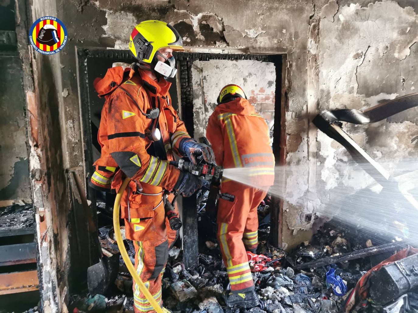 Una vivienda de la localidad de Algemesí se ha incendiado, dejando varios heridos y, de momento, una víctima mortal. 