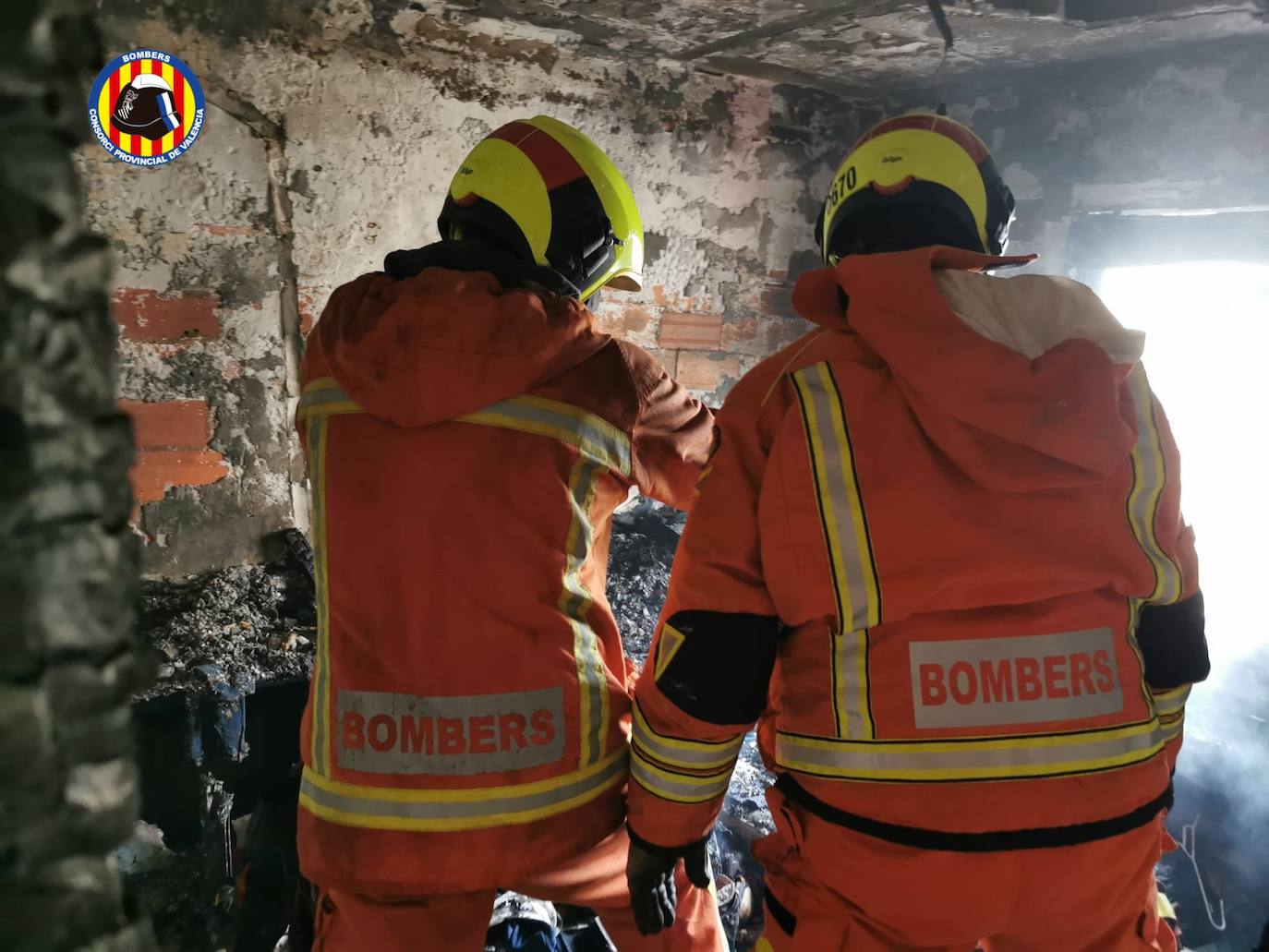 Una vivienda de la localidad de Algemesí se ha incendiado, dejando varios heridos y, de momento, una víctima mortal. 