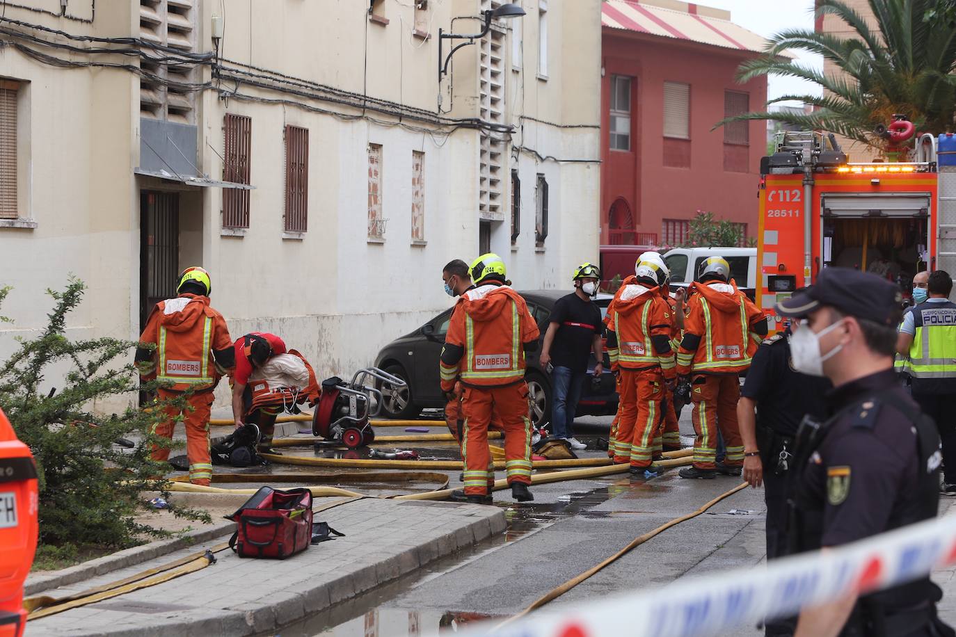 Una vivienda de la localidad de Algemesí se ha incendiado, dejando varios heridos y, de momento, una víctima mortal. 