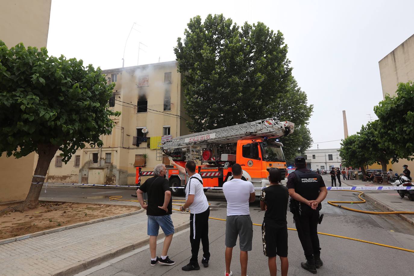 Una vivienda de la localidad de Algemesí se ha incendiado, dejando varios heridos y, de momento, una víctima mortal. 