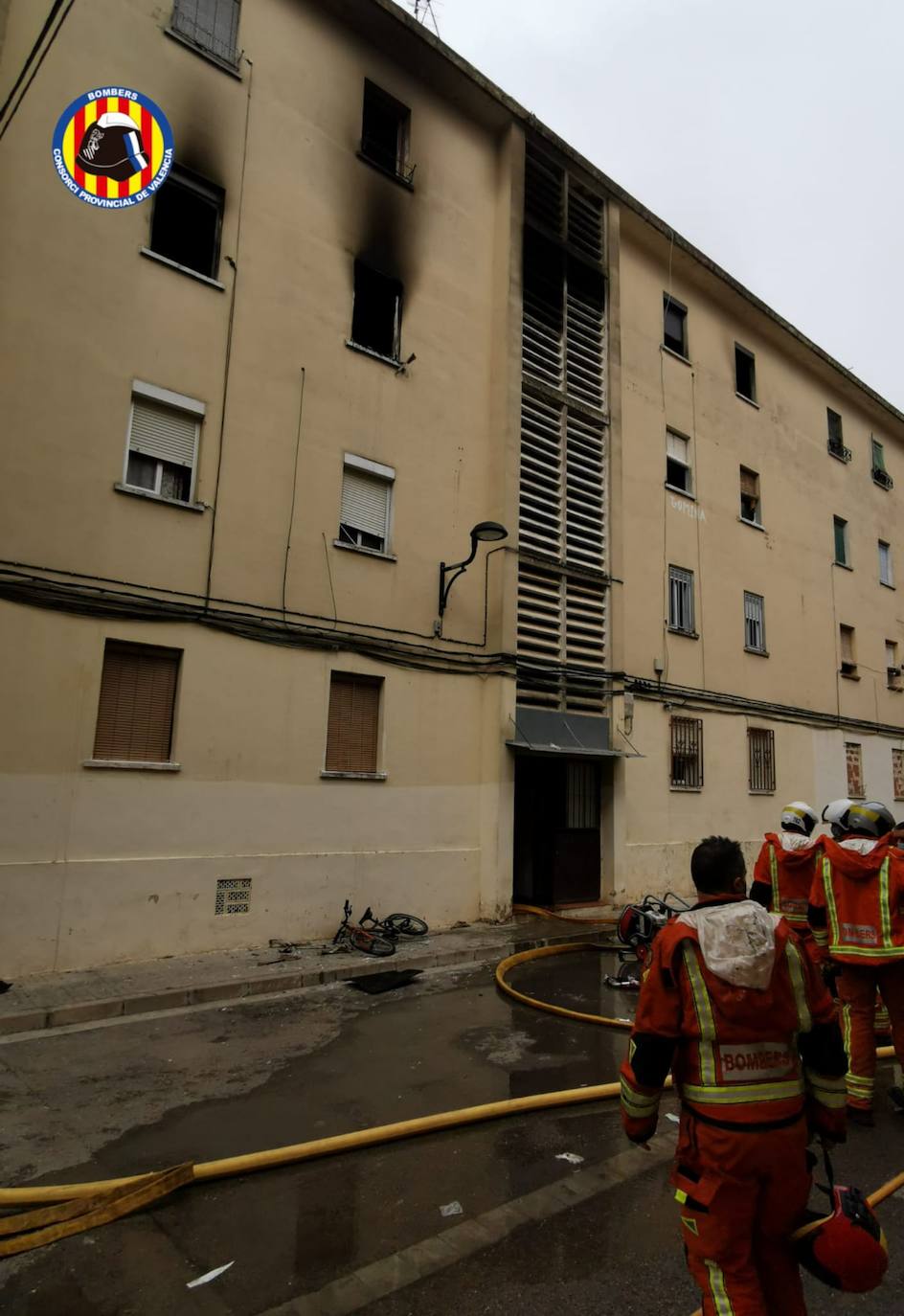 Una vivienda de la localidad de Algemesí se ha incendiado, dejando varios heridos y, de momento, una víctima mortal. 