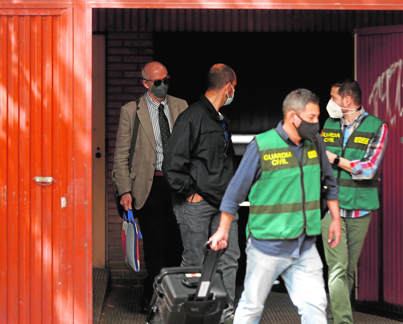 Agentes de la Guardia Civil durante el registro de Rafa Rubio.