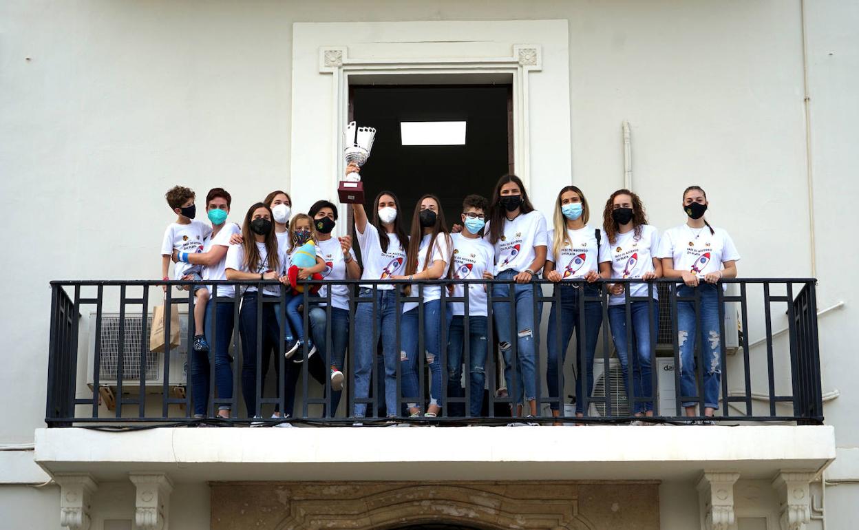 El equipo muestra la copa desde el balcón del ayuntamiento. 